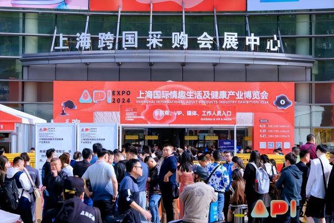 冲上热搜中国最性感的生意被她带火了K8凯发·国际网站66岁的“女王”(图2)